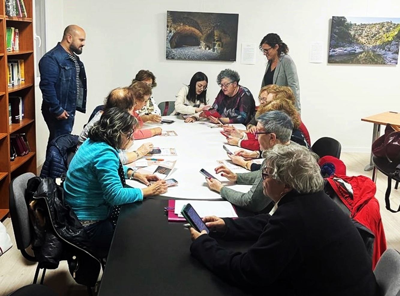 El Ayuntamiento de Canet Lo Roig forma a las mujeres de la localidad en el funcionamiento y las posibilidades del teléfono móvil 